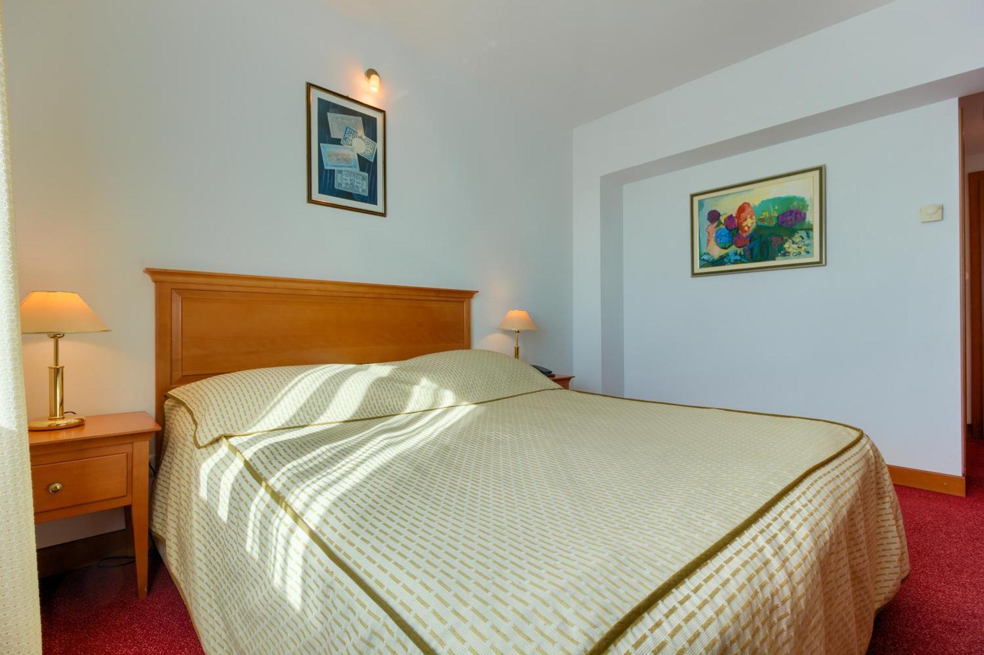Hotel Villa Dvor (Adults Only) أوميس الغرفة الصورة