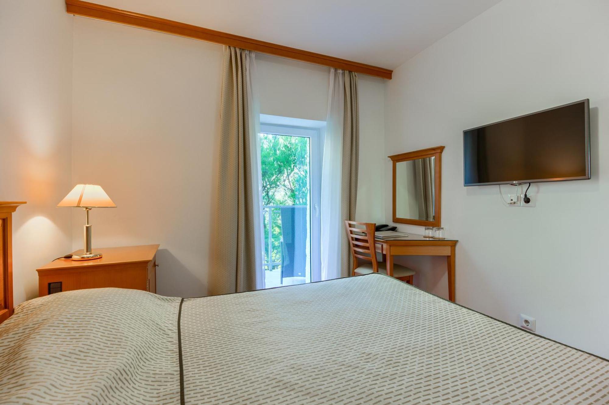 Hotel Villa Dvor (Adults Only) أوميس الغرفة الصورة