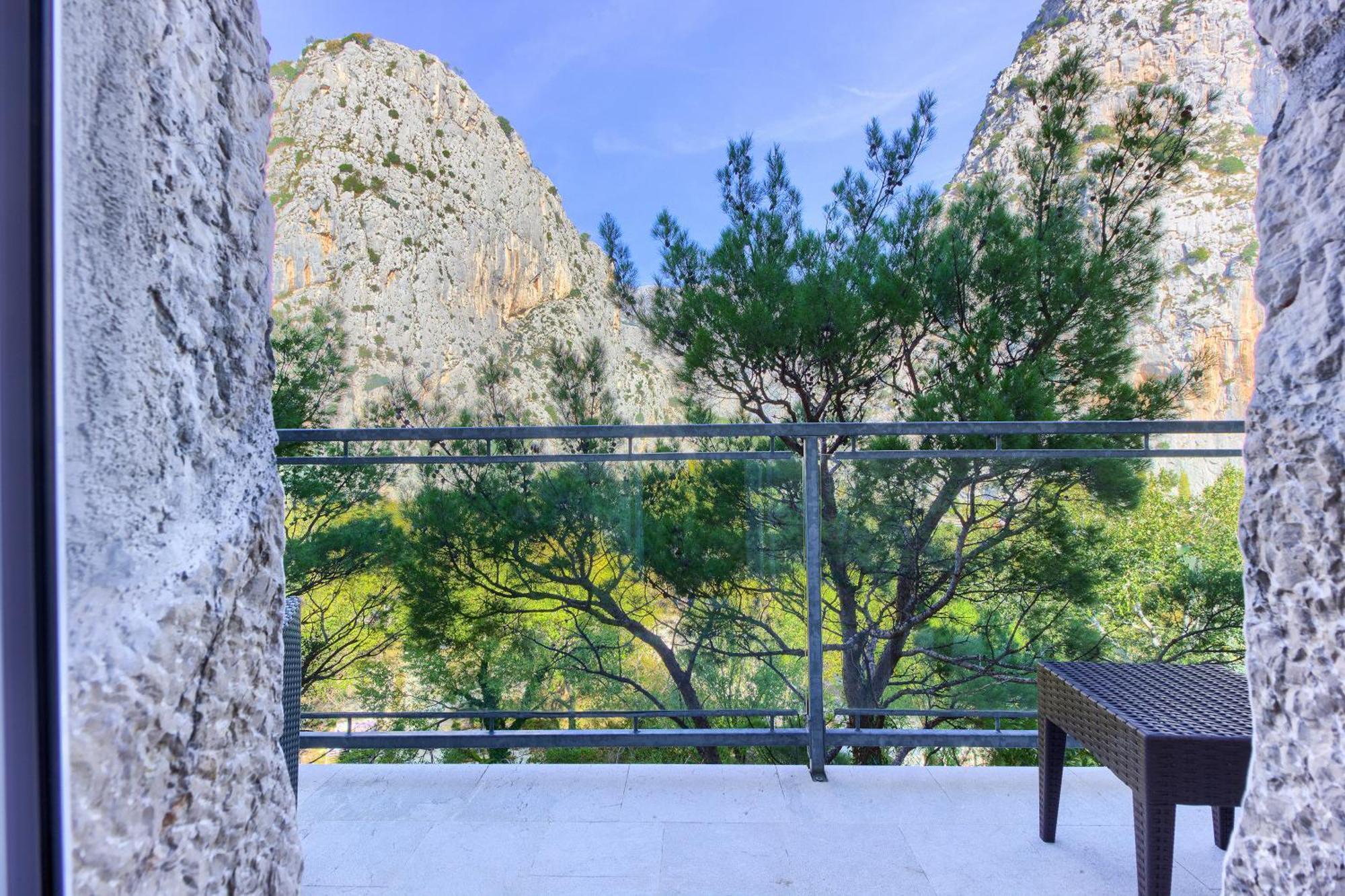 Hotel Villa Dvor (Adults Only) أوميس الغرفة الصورة