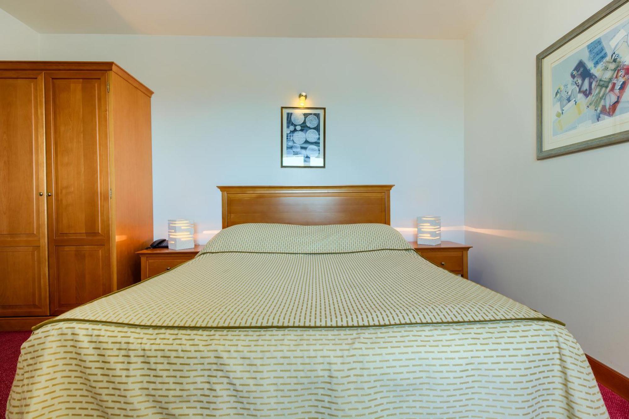Hotel Villa Dvor (Adults Only) أوميس الغرفة الصورة