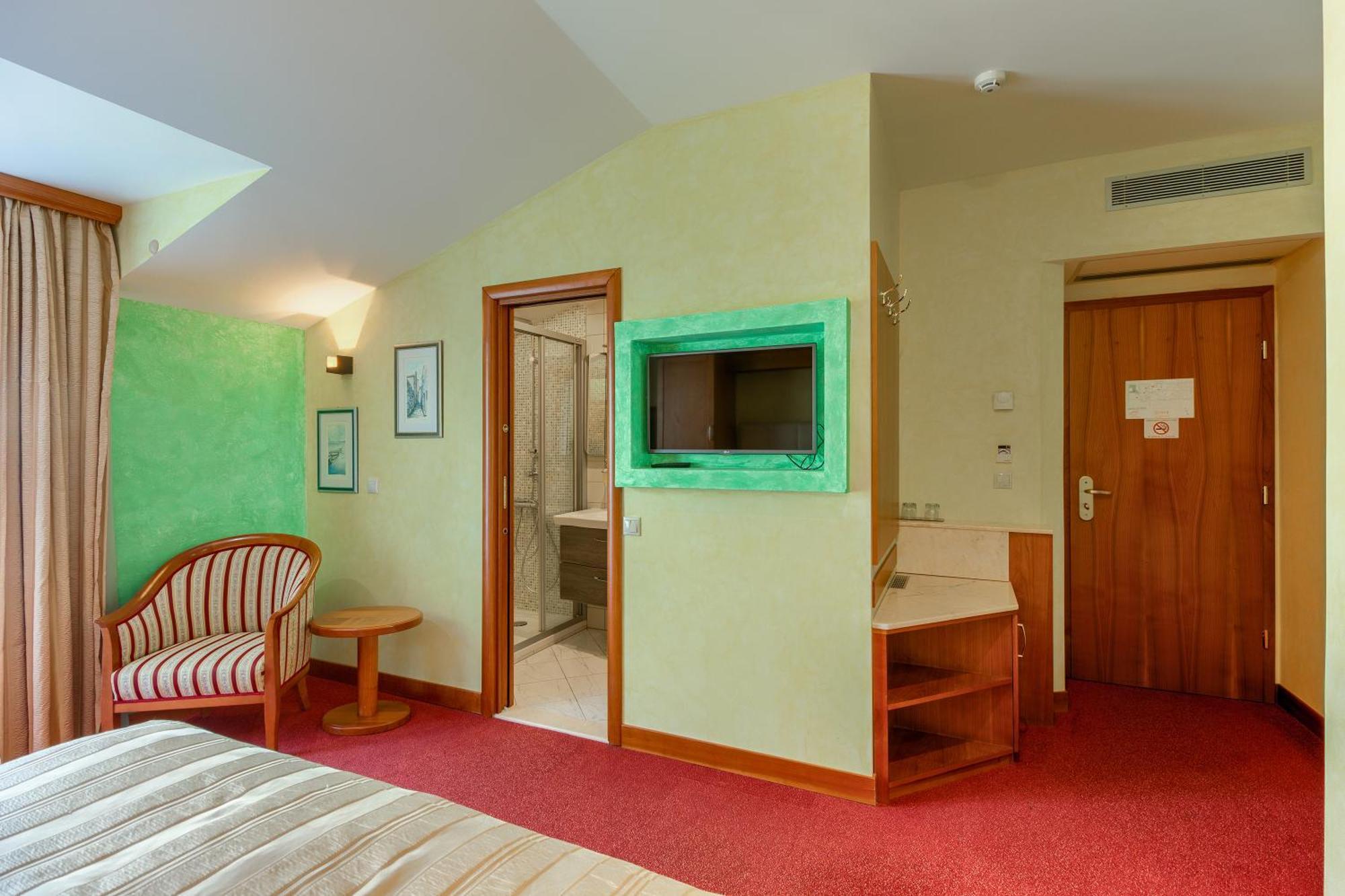 Hotel Villa Dvor (Adults Only) أوميس الغرفة الصورة