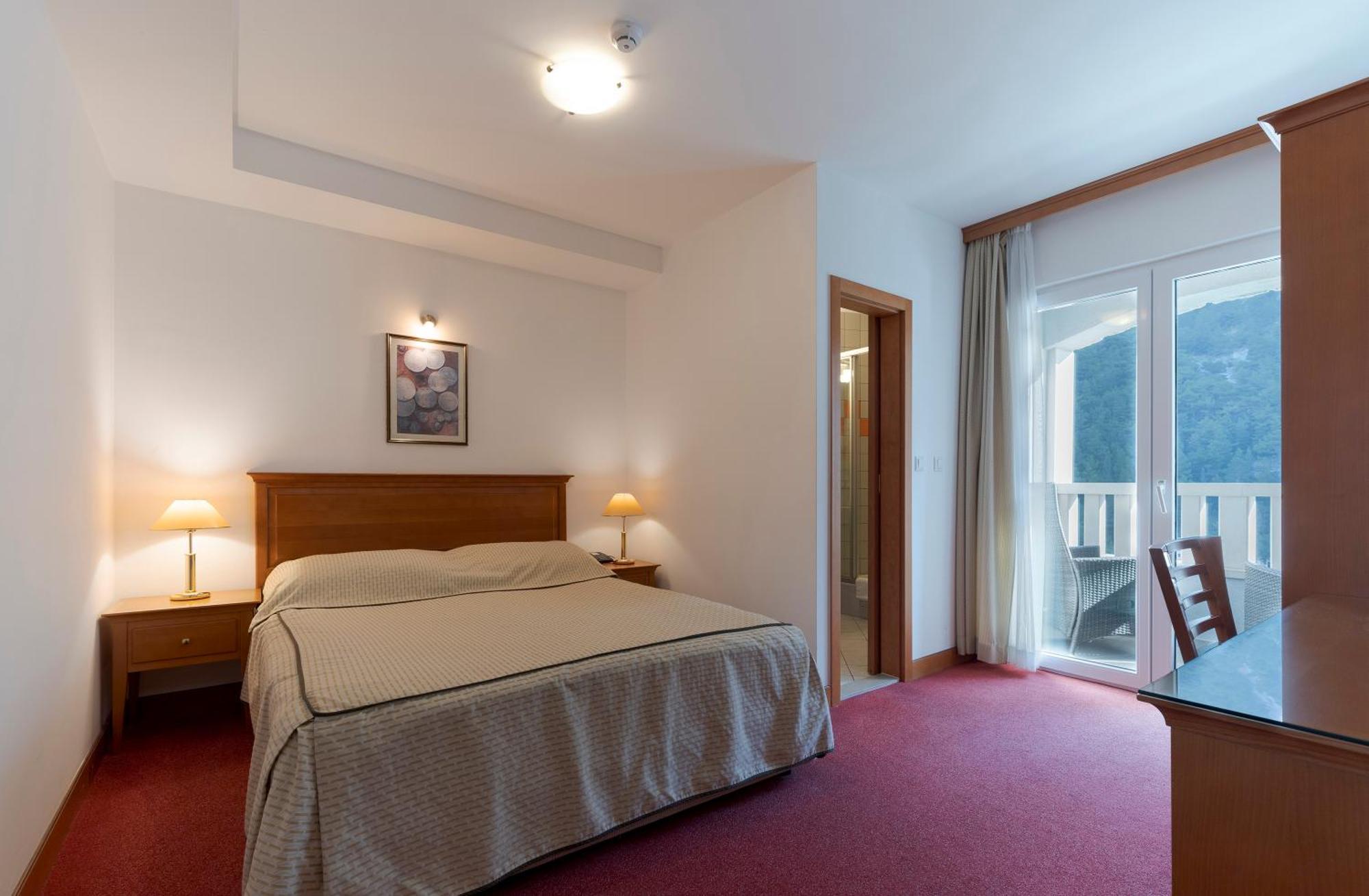 Hotel Villa Dvor (Adults Only) أوميس الغرفة الصورة