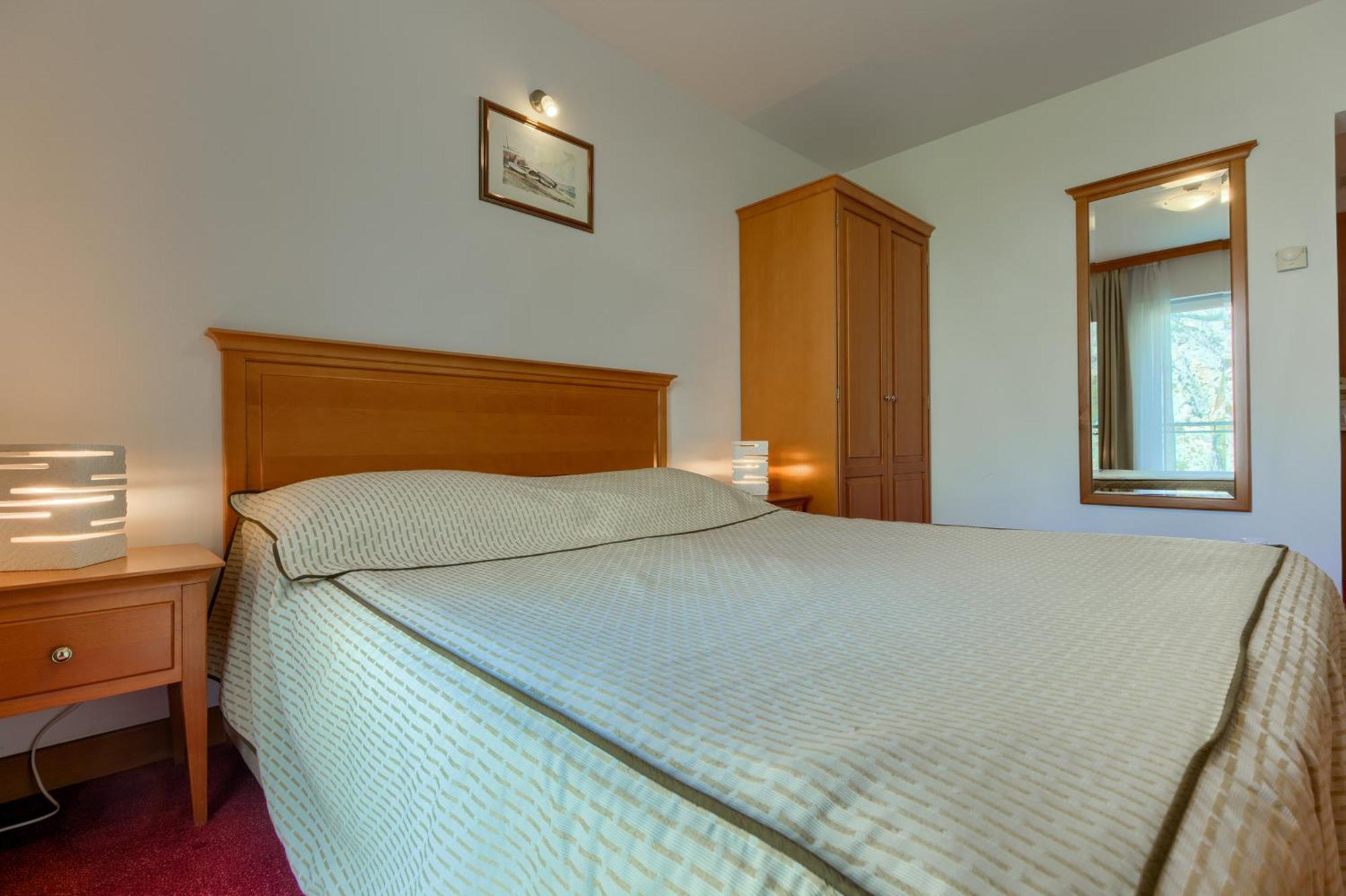 Hotel Villa Dvor (Adults Only) أوميس الغرفة الصورة