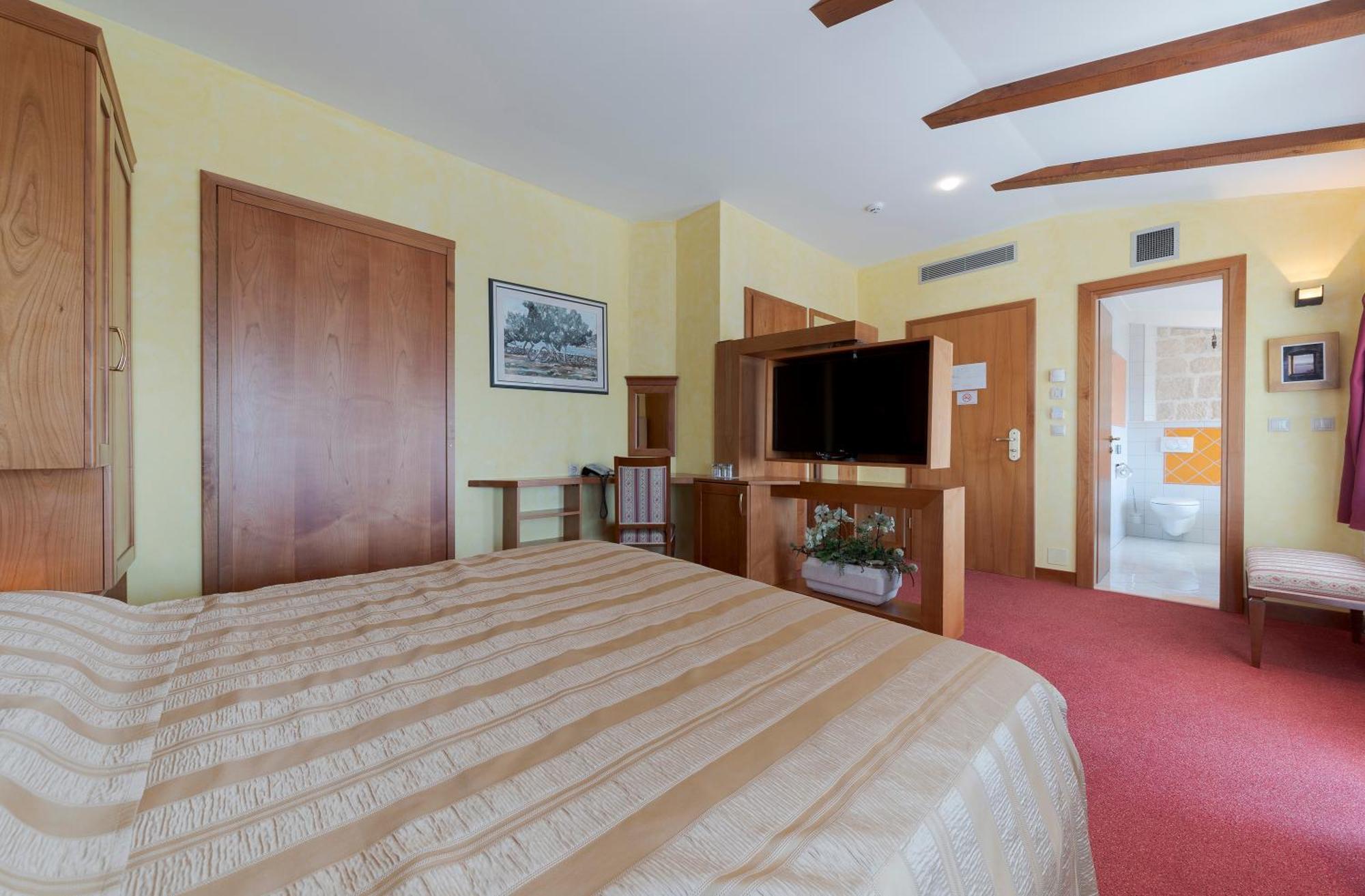 Hotel Villa Dvor (Adults Only) أوميس الغرفة الصورة