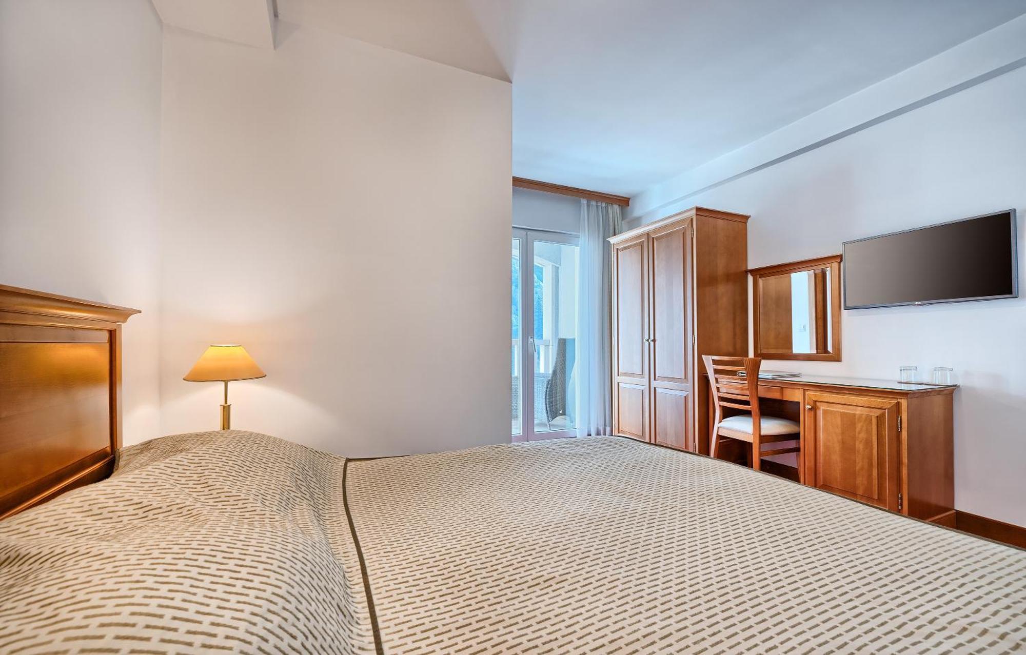 Hotel Villa Dvor (Adults Only) أوميس الغرفة الصورة