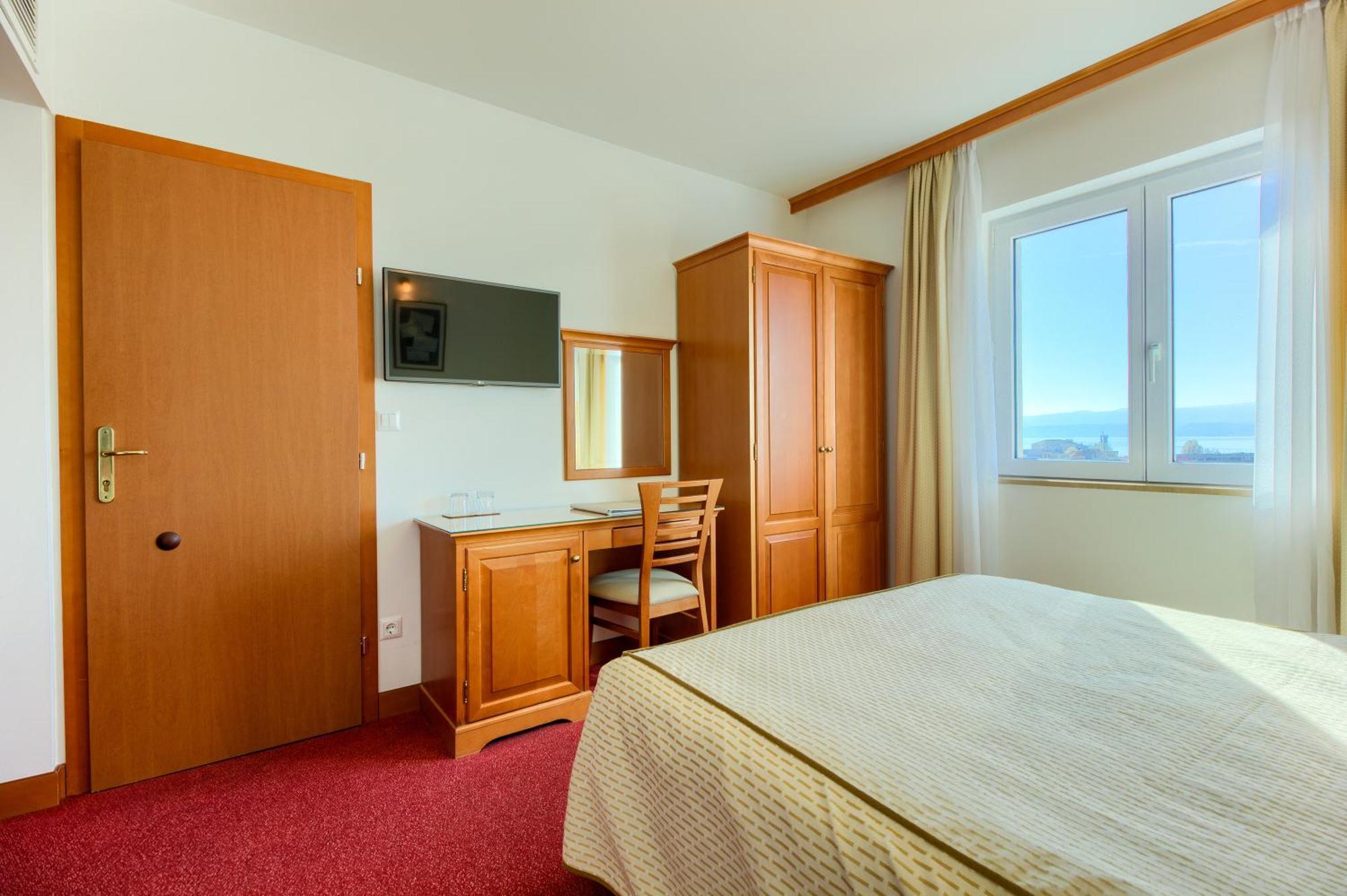 Hotel Villa Dvor (Adults Only) أوميس الغرفة الصورة