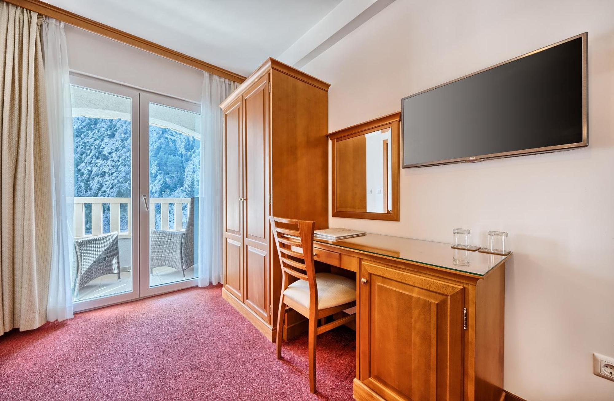 Hotel Villa Dvor (Adults Only) أوميس الغرفة الصورة