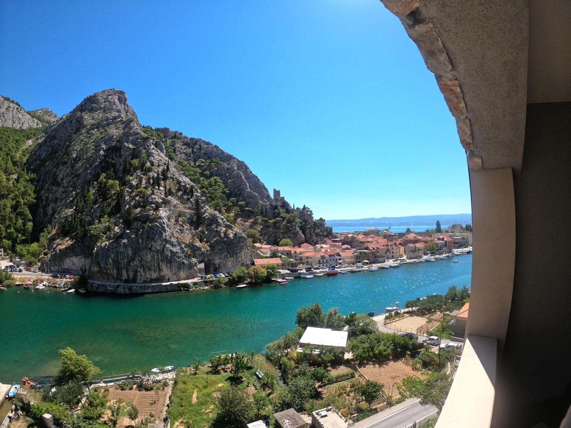 Hotel Villa Dvor (Adults Only) أوميس الغرفة الصورة