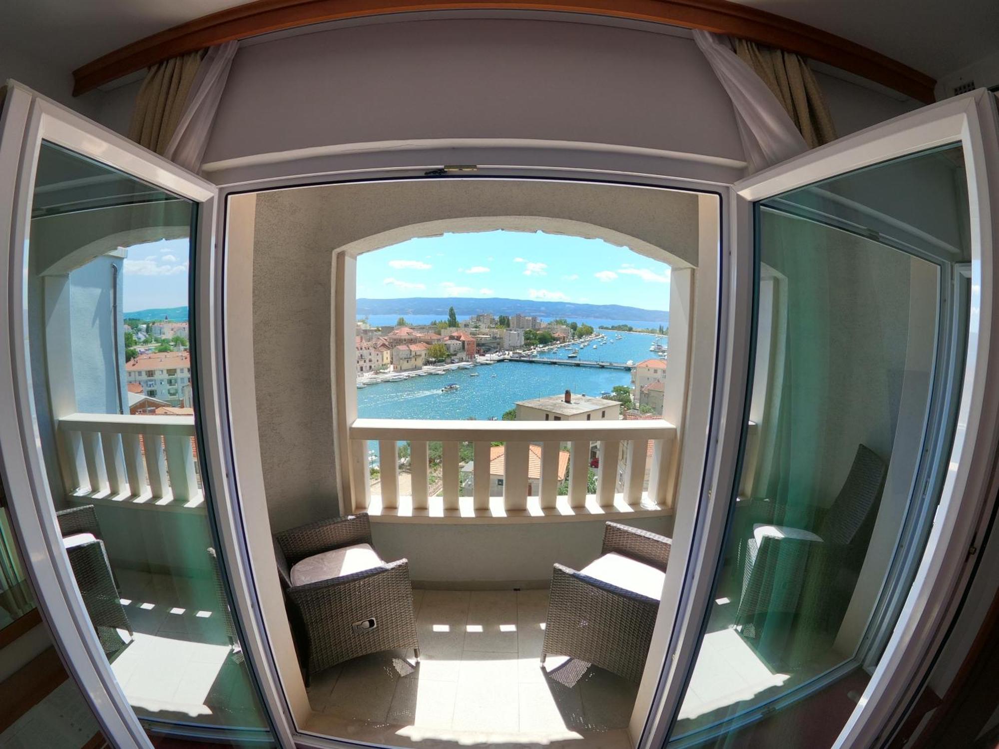 Hotel Villa Dvor (Adults Only) أوميس الغرفة الصورة