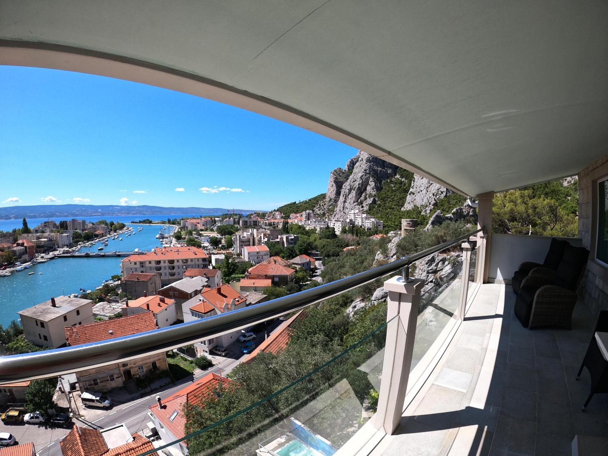 Hotel Villa Dvor (Adults Only) أوميس الغرفة الصورة