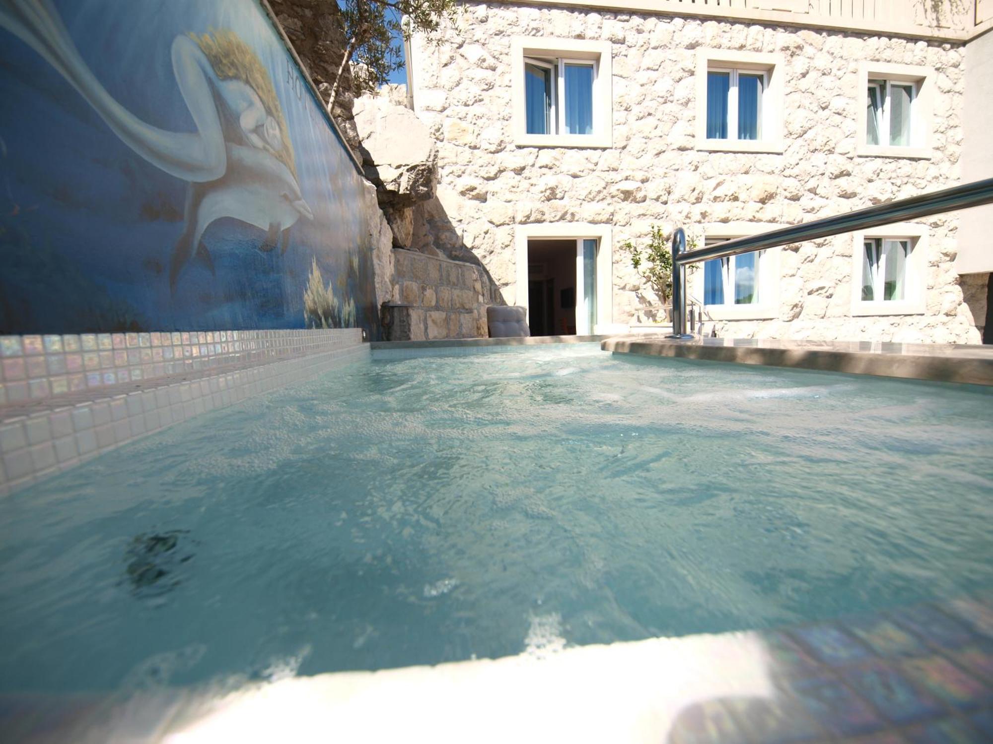 Hotel Villa Dvor (Adults Only) أوميس الغرفة الصورة