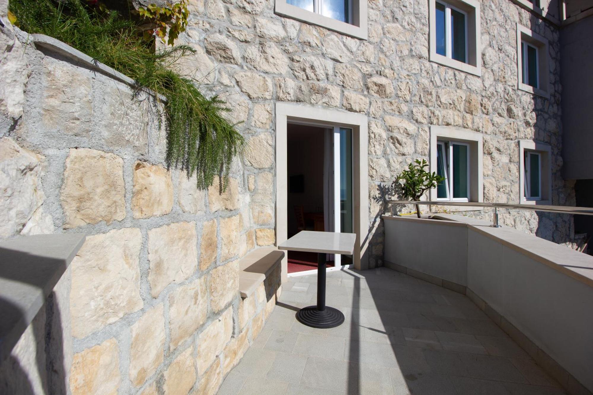 Hotel Villa Dvor (Adults Only) أوميس الغرفة الصورة