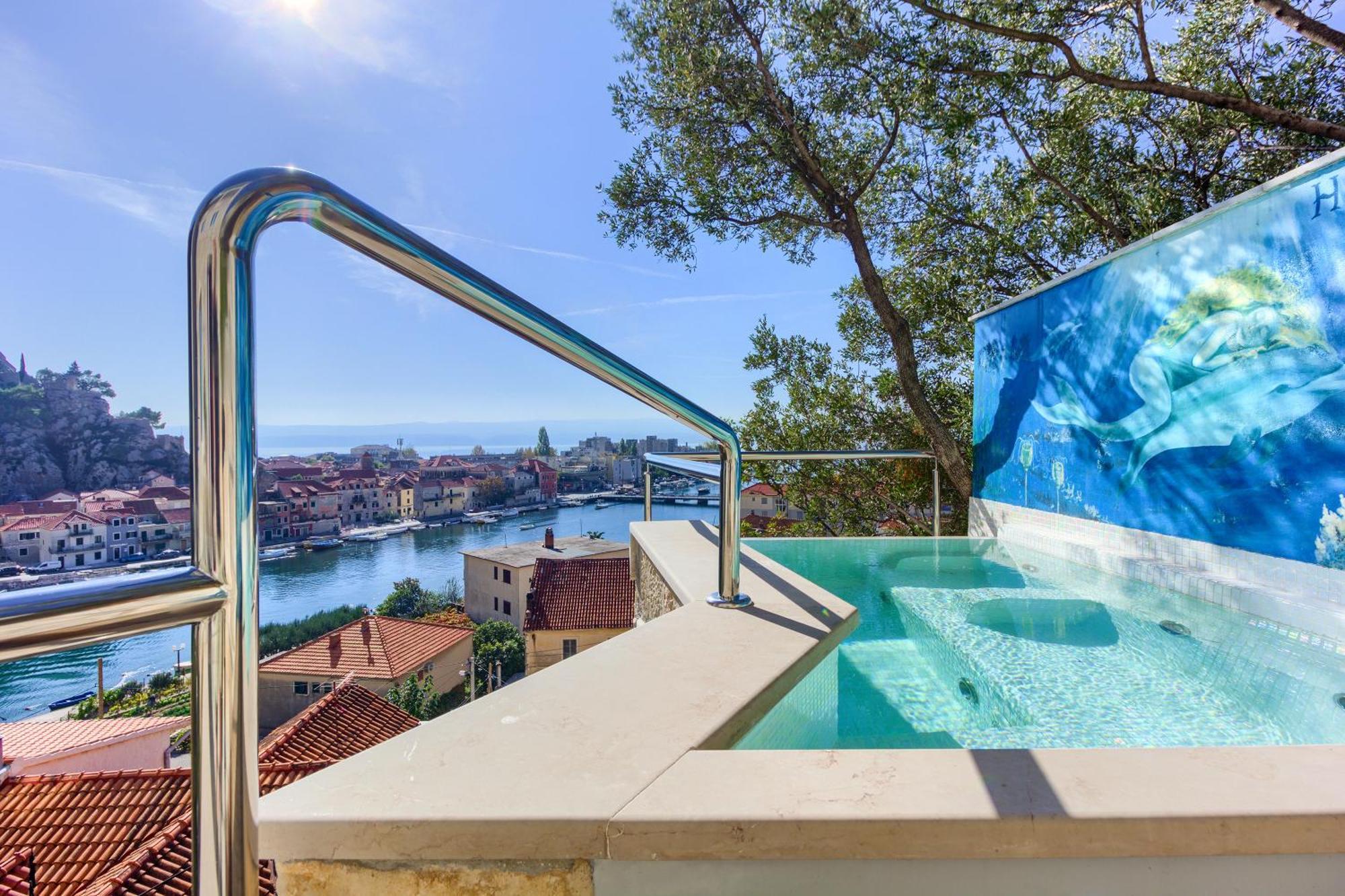 Hotel Villa Dvor (Adults Only) أوميس الغرفة الصورة