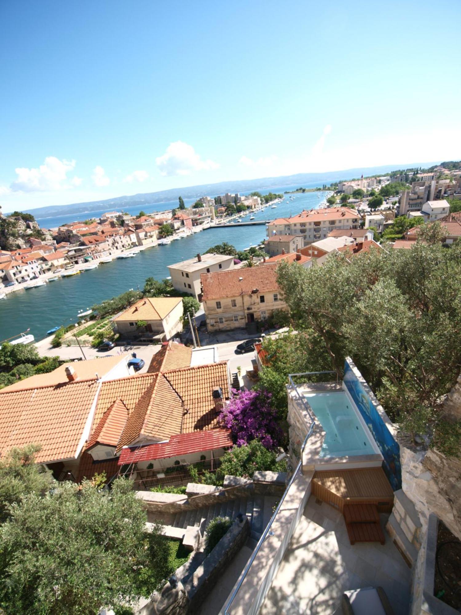 Hotel Villa Dvor (Adults Only) أوميس الغرفة الصورة